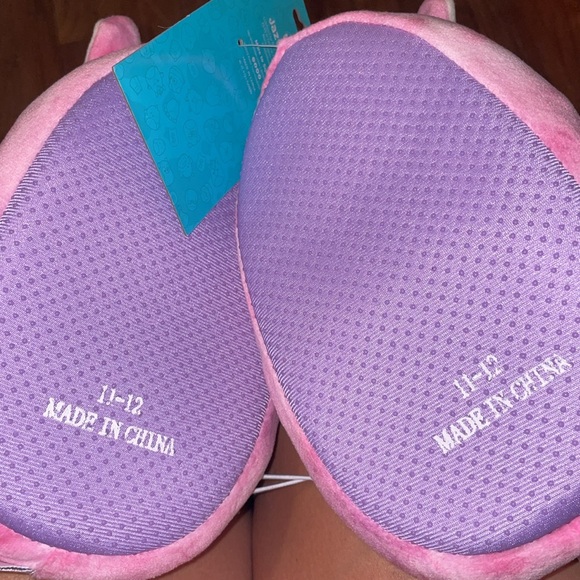 •SQUISHMALLOWS•NWT LOLA THE UNICORN PLUSH SLIPPERS SHOE SIZE 11/12 BERRY PURPLE - Picture 2 of 9